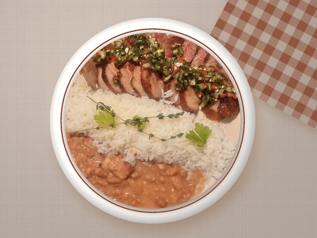 Carne com chimichurri, arroz e feijão