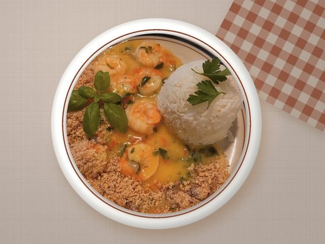 Camarão com farofa e arroz