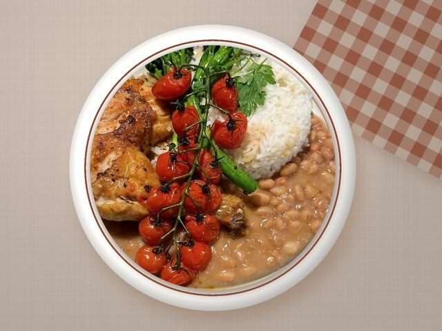 Frango assado com tomate, arroz e feijão
