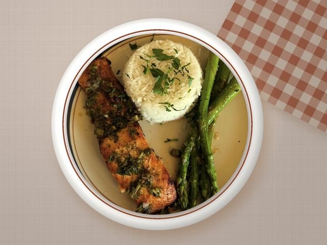 Salmão com aspargos e arroz