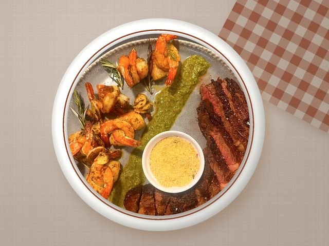 Carne e camarão com chimichurri e farofa