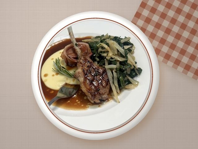 Costeleta com purê e verduras