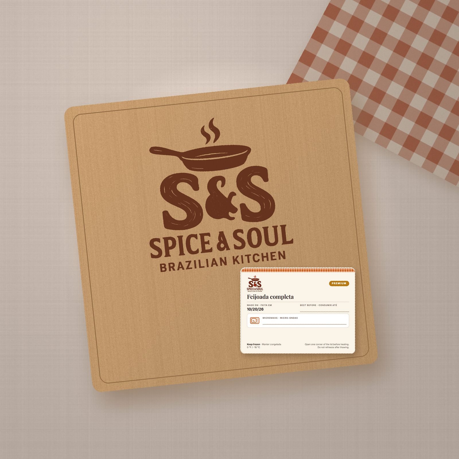 Caixa da Spice & Soul com a logo e a etiqueta da marmita